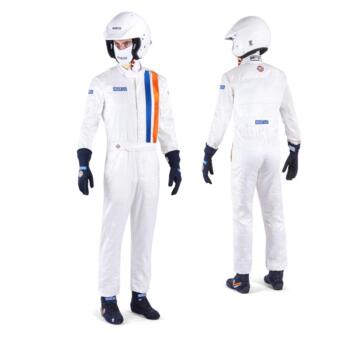 Ropa y cascos para coches de carreras.